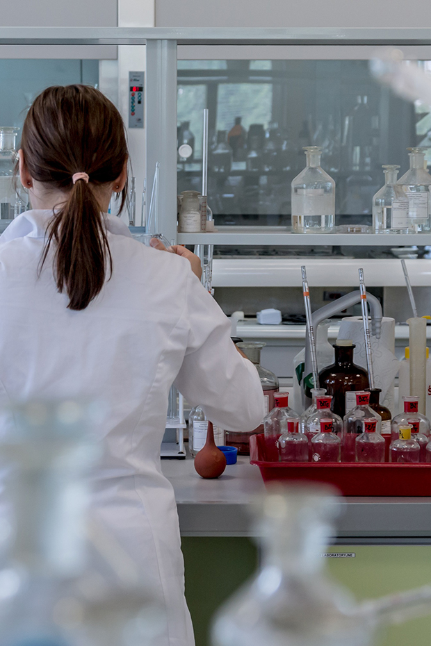 Image of a relief doctor inside a lab.